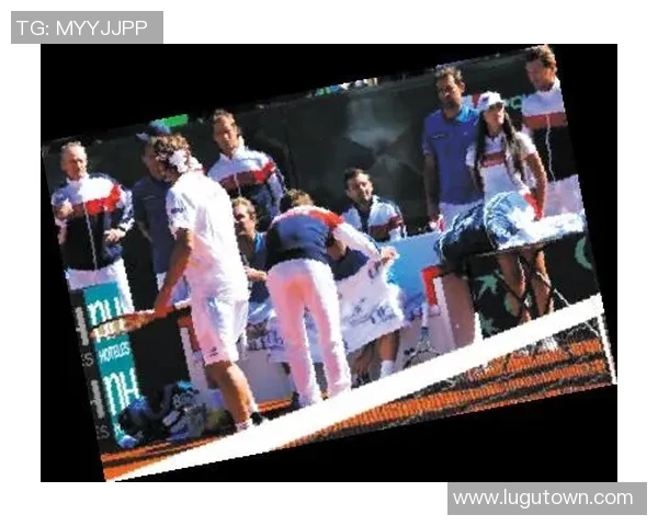 美足球员阻塞事件引发热议球场内外的争议与反思